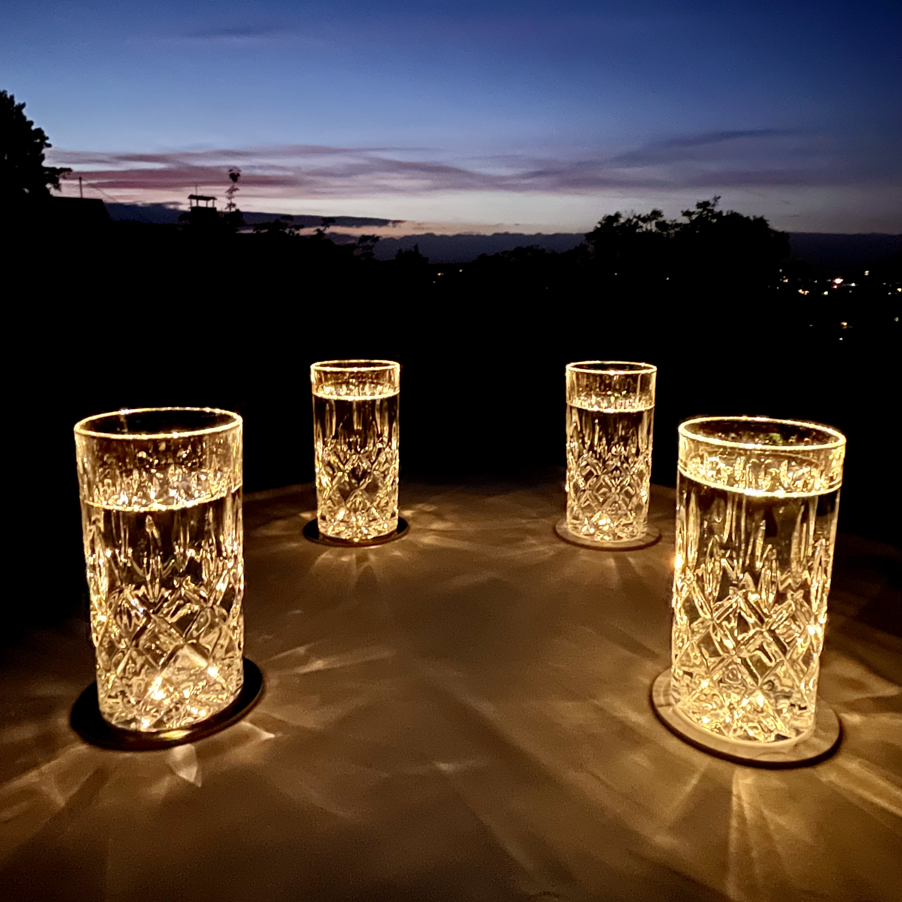 Leuchtende LED-Untersetzer mit gratis Ersatzbatterien