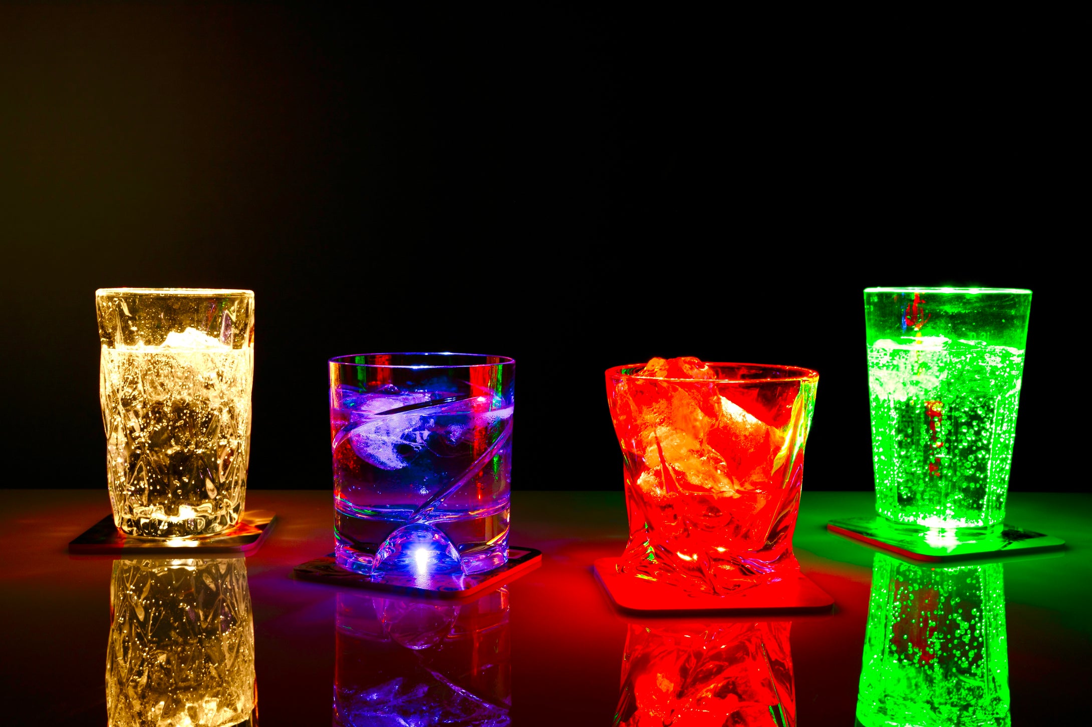 Bunte LED-Untersetzer für Getränke, Ein/Aus, Einweg-Licht-Untersetzer,  wasserdichte leuchtende Untersetzer aus Acryl(10 Stück, blau) : :  Küche, Haushalt & Wohnen